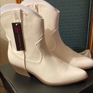 Chic Ivory Western Boots